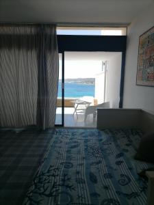 1 dormitorio con cama y vistas al océano en Vista mare a Castro Marina, en Castro di Lecce