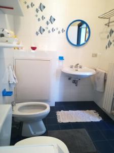 y baño con aseo blanco y lavamanos. en Vista mare a Castro Marina, en Castro di Lecce