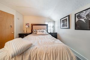 ein Schlafzimmer mit einem Bett und zwei Bildern an der Wand in der Unterkunft Cottage in the Falls, 2 b, 2 bath, fireplace in Cuyahoga Falls