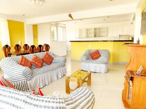 ein Wohnzimmer mit 2 Sofas und einem Tisch in der Unterkunft STYLISH & Spacious Apartment in Cusco