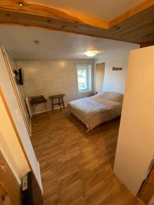 1 dormitorio con 1 cama y 1 mesa en una habitación en La Dilichambre, en Carcagny