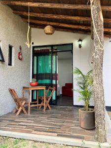 Casa Biznaga في مدينة أواكساكا: فناء مع طاولة وكراسي بجوار منزل