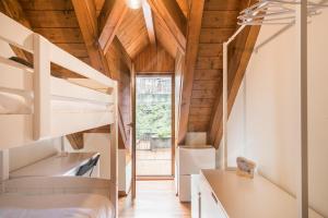 Zimmer mit 2 Etagenbetten und einer Treppe in der Unterkunft Casa Montjòia by SeaMount Rentals in Les Bordes