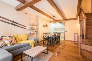 uma sala de estar com um sofá e uma mesa em Casa Montjòia by SeaMount Rentals em Les Bordes