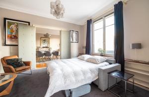 una camera con letto e una sala da pranzo di Spacieux et élégant appartement Porte des ternes a Parigi