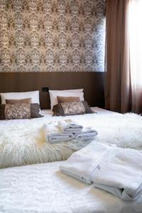 um quarto com 2 camas e toalhas em HOTEL PIACENTINI em Campo Mourão