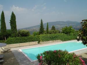 a large pool of water in front of a house at Hotel Villa Dei Bosconi in Fiesole