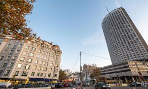 a tall building on a city street with cars at Élégant studio avec mezzanine porte des Ternes in Paris