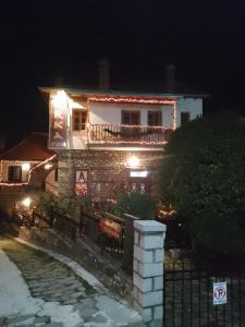 un bâtiment avec des lumières allumées la nuit dans l'établissement Arka Metsovo, à Metsovo