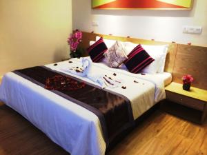 
A bed or beds in a room at de King Boutique Hotel KLCC
