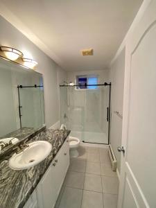 薩里的住宿－Anne's BNB，白色的浴室设有水槽和淋浴。