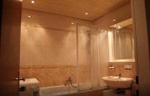 une salle de bain avec douche, lavabo et toilettes dans l'établissement ProFair Apartments - room agency, à Hanovre