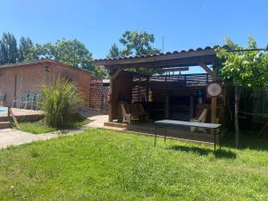 einen Pavillon auf einem Hof mit einer Bank im Gras in der Unterkunft Casa de Campo Reina Margarita in Santa Cruz