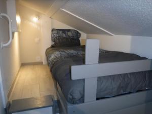een kleine kamer met een bed met een kruis erop bij Studio Châtel, 1 pièce, 3 personnes - FR-1-200-316 in Châtel