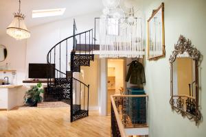 - un escalier dans le salon doté d'un lustre dans l'établissement MM Apartments, à Koper