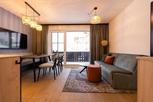uma sala de estar com um sofá e uma mesa em CARPE SOLEM Jules em Obertauern