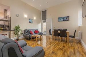 - un salon avec un canapé et une table dans l'établissement New 3-Bedroom Apartment Close to City Centre, à Édimbourg