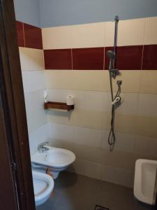 La salle de bains est pourvue de toilettes et d'un lavabo. dans l'établissement Affittacamera Mauro vasto, à Vasto