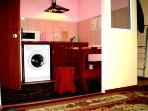 cocina con lavadora en 2 КОМНАТЫ 4 дивана ЧКАЛОВА-САДОВАЯ "Сити центр" 2 этаж WI-FI 2 этажный отдельный дом, en Mykolaiv