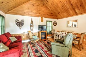 Photo de la galerie de l'établissement North Creek Cottage in the Adirondacks with Fire Pit, à North Creek