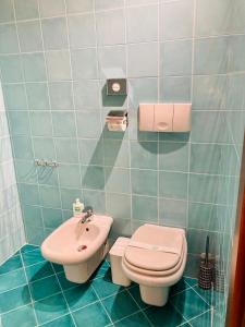 A bathroom at Central Apartment Private Parking Terrace & AC