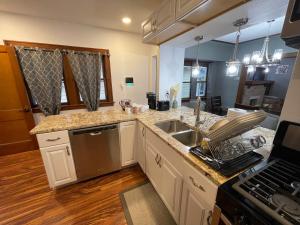 Virtuvė arba virtuvėlė apgyvendinimo įstaigoje Entire Wauwatosa Home! 6 Guests