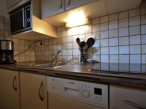 Appartement Les Menuires, 2 pièces, 6 personnes - FR-1-452-20にあるキッチンまたは簡易キッチン