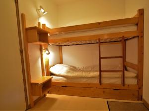 Appartement Les Menuires, 2 pièces, 6 personnes - FR-1-452-20にある二段ベッド