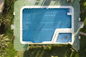 an overhead view of a large swimming pool at Apartamento junto a la playa A11 in Torrox