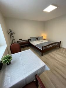 Cette chambre comprend un lit et deux tables. dans l'établissement Auf der Alm 21 N.1, à Baden-Baden