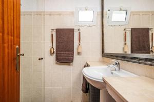 W łazience znajduje się umywalka i lustro. w obiekcie Ivy Cottage by Madeira Sun Travel w mieście Faial