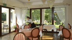 Restoranas ar kita vieta pavalgyti apgyvendinimo įstaigoje Dwór Kombornia Hotel&SPA