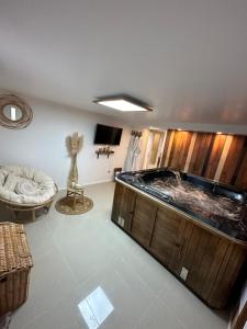 Cette chambre dispose d'un grand bain à remous. dans l'établissement Appartement jacuzzi privé, à Avignon