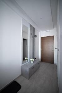 uma grande casa de banho com um lavatório e um espelho em NLux 10 Apartment em Kopaonik