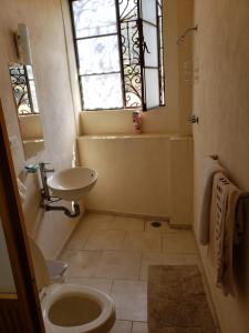 Hotel Juliantla في Juliantla: حمام مع مرحاض ومغسلة ونافذة +37 صورة