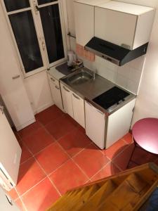 een kleine keuken met een wastafel en een fornuis bij Studio entre Nice et Monaco in Beaulieu-sur-Mer