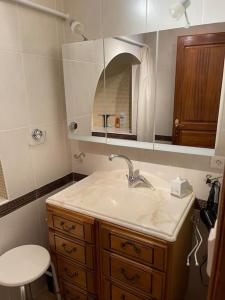 La salle de bains est pourvue d'un lavabo, de toilettes et d'un miroir. dans l'établissement Maison en pierre sur les Quais de la Dordogne, à Argentat
