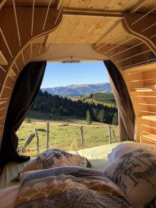 una vista desde el interior de una caravana con ventana en Dreamer, en Munster