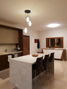 Newly Built 3 Bedroom Condo in Jericho City Center في أريحا: مطبخ مع جزيرة في وسط الغرفة