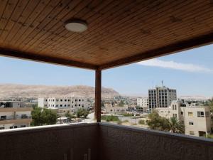 - Balcón con vistas a la ciudad en Newly Built 3 Bedroom Condo in Jericho City Center en Jericho