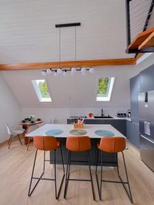 a kitchen with a table and chairs in a room at Amalú Monteverde in Monteverde Costa Rica