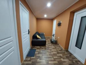 a room with a black leather chair in a hallway at 1A chambre très confortable 01 in Audun-le-Tiche