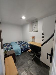 niewielka sypialnia z łóżkiem i biurkiem w obiekcie chambre très confortable et acclimatée w mieście Audun-le-Tiche +14 zdjęć
