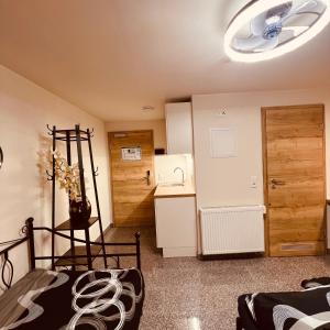 Zimmer mit einem Bett und einer Küche mit einem Kühlschrank. in der Unterkunft Rose Boardinghouse in Großbottwar