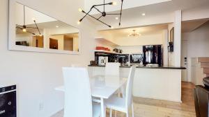 Η κουζίνα ή μικρή κουζίνα στο Walk to Canyon Lodge! Ski back! Modern Space
