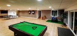 Biliár nebo kulečník v ubytování Hotel Großbach