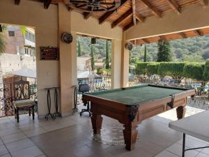 Hotel Juliantla في Juliantla: طاولة بلياردو على فناء مع إطلالة