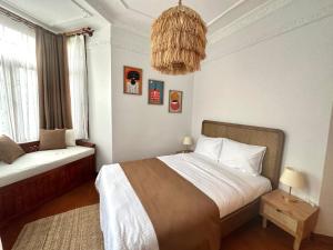 een slaapkamer met een bed en een kroonluchter bij Botter Dream House in Istanbul