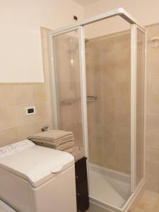 een douche met een glazen deur in de badkamer bij Casa Felice in Valfurva