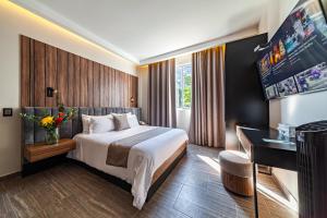 um quarto de hotel com uma cama grande e uma secretária em Casa Nou em Cidade do México